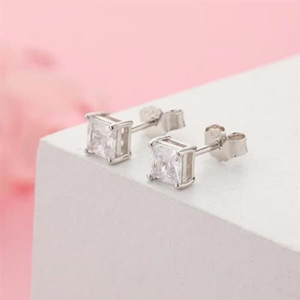 Eleganta örhängen med kubisk zirkon E00014 - Storlek: 0,7 x 0,7 cm