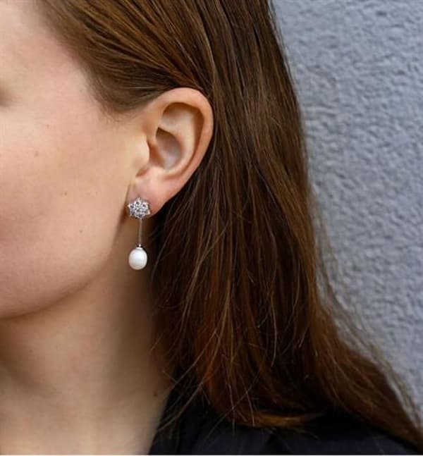 Charmiga örhängen i silver med zirkon kubisk och äkta pärla AGT-E091PW-P