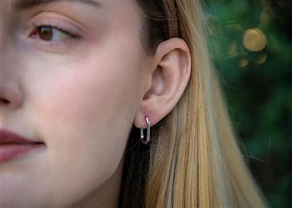 Tidlösa örhängen i silver AGT-E136P
