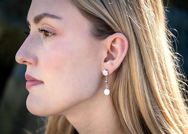 Hängande örhängen i silver med zirkon och pärla AGT-E143PW-P