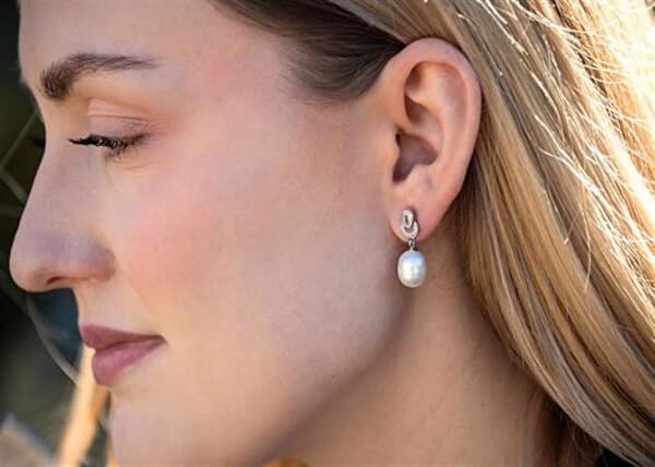 Eleganta silverörhängen med kubisk zirkon och pärla AGT-E096PW-P