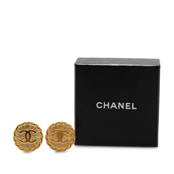 Pre-owned Chanel Gold Plated CC Round Clip on Earrings Gold