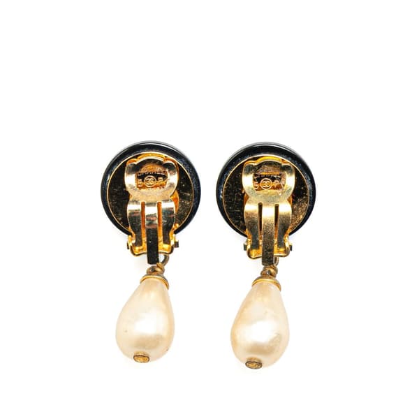 Pre-owned Chanel Gold Plated CC Faux Pearl Swing Clip On Earrings Gold