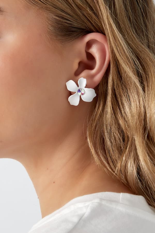 Stud Örhängen i Form av Söta Svarta Sommar Blommor med Glittrande Vit / Klar Sten