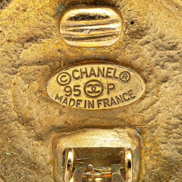 Pre-owned Chanel Gold Plated CC Round Clip on Earrings Gold