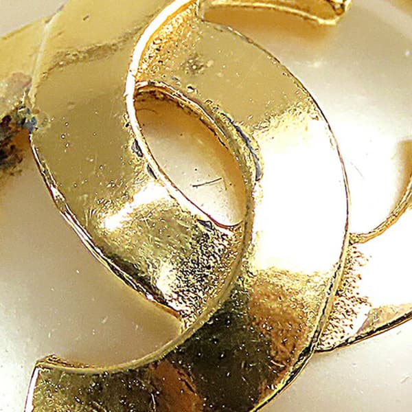 Pre-owned Chanel Gold Plated Faux Pearl CC Round Clip On Earrings Gold