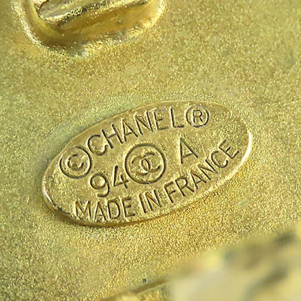 Pre-owned Chanel Gold Plated Resin CC Clip on Earrings Gold