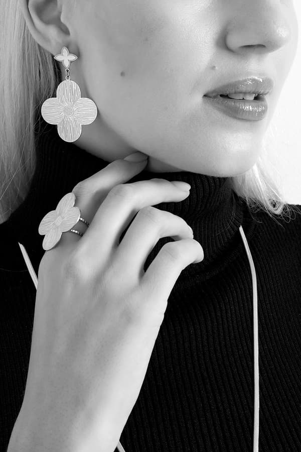 Statement Örhängen i Rostfritt Stål - Clover Class - Blanka & Mönstrade Blommor - Silver