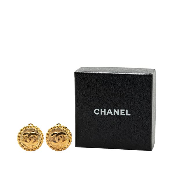 Pre-owned Chanel Gold Plated CC Round Clip on Earrings Gold