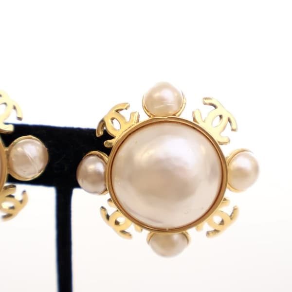 Pre-owned Chanel Gold Plated Faux Pearl Clip On Earrings Gold