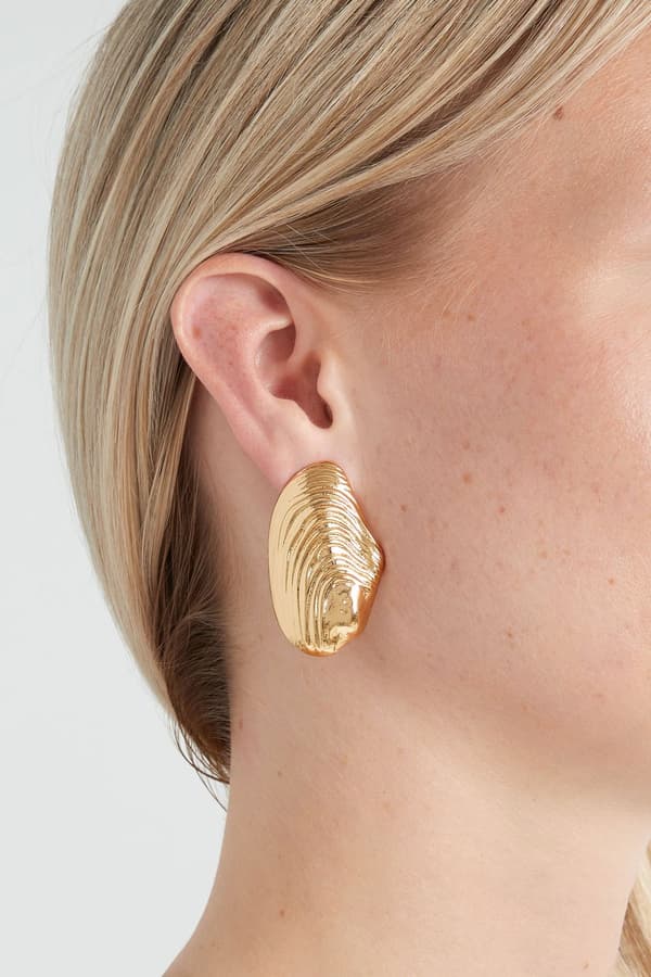 Blanka Örhängen i en Lekfull Form med Fint Mönster / Seabreeze - Guld