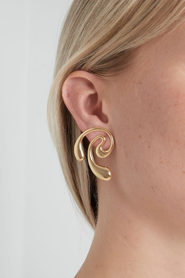 Blanka Örhängen i en Lekfull Form / Virvel / Swirl Swim - Guld