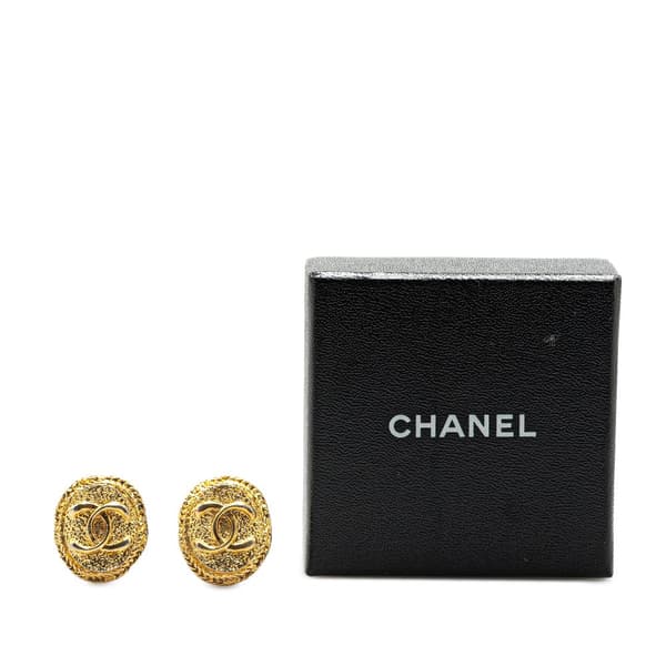 Pre-owned Chanel Gold Plated CC Round Clip On Earrings Gold