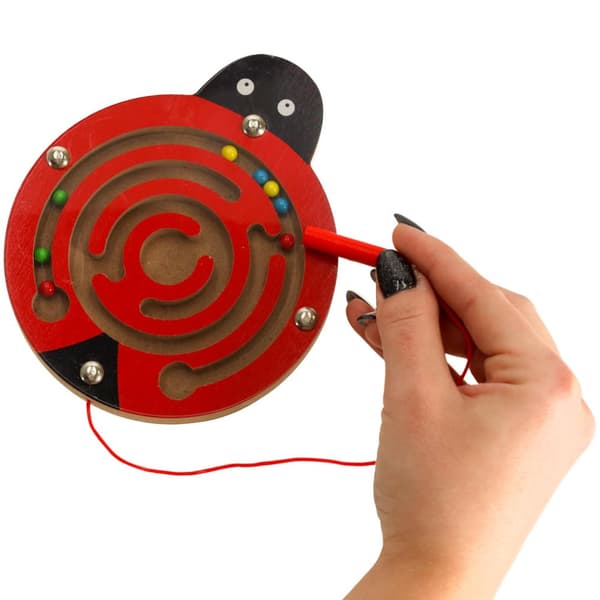 Magnetisk labyrint af mariehønebolde