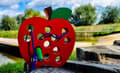 Miniatyrbild 6 av 8: Trä Interlacing Apple