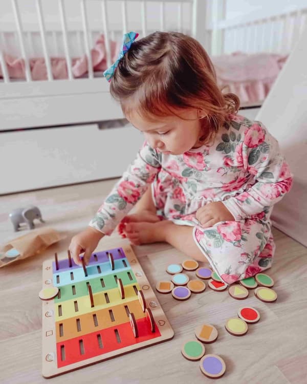 Puinen Montessori muoto- ja värilajittelija