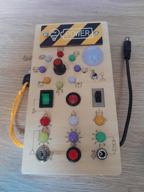 MONTESSORI Aistitaulu PUINEN Manipuloiva LED-valokytkin