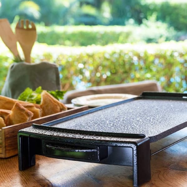 Cecotec Powerful 2600-W electric griddle, RockStone coating, E-shaped heating element, adjustable thermostat and dishwasher safe.