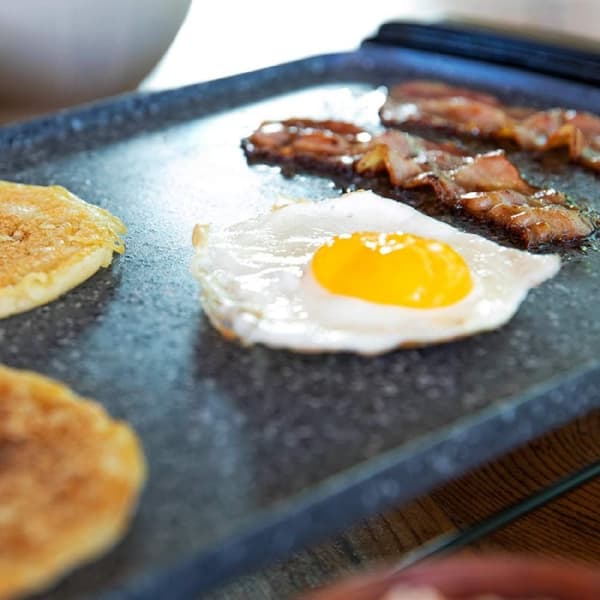 Cecotec Powerful 2600-W electric griddle, RockStone coating, E-shaped heating element, adjustable thermostat and dishwasher safe.