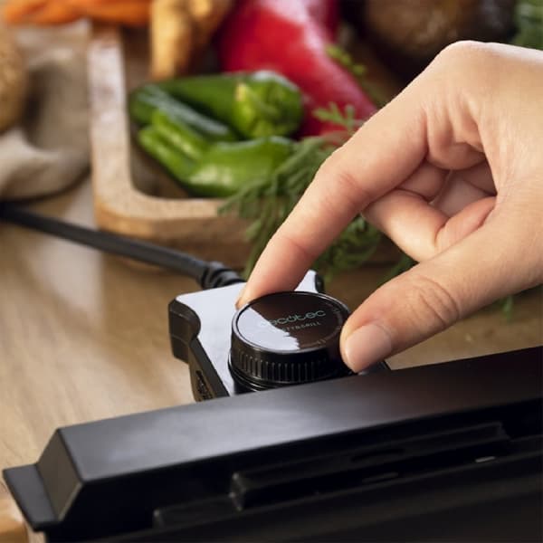 Cecotec Electric griddle, 2000 W, with bamboo structure, adjustable thermostat and non-stick plate with flat griddle surface, cast aluminium coating
