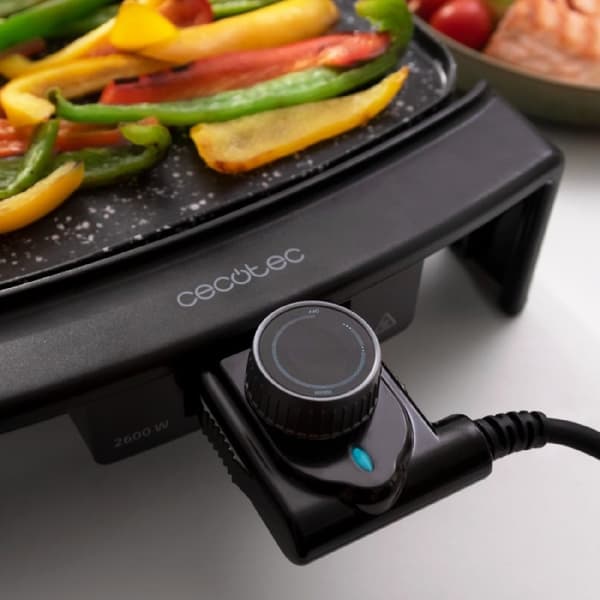 Cecotec Powerful 2600-W electric griddle with non-stick coating, E-shaped heating element, adjustable thermostat and dishwasher safe.