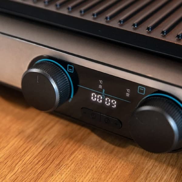 Cecotec 2000-W electric grill with separate temperature controls, one for each plate, removable non-stick plates coated with cast aluminium, 180º ope