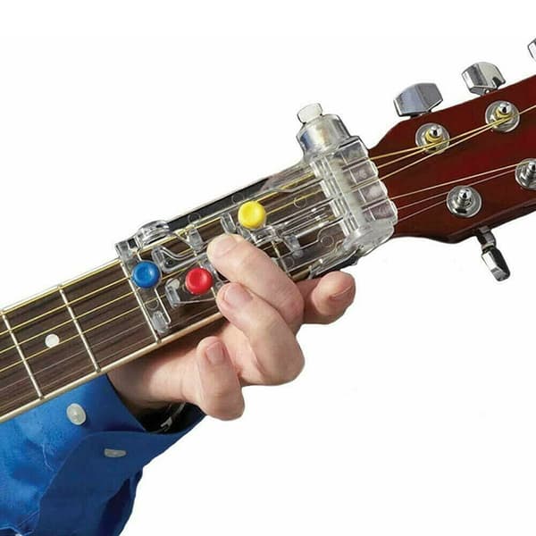 Læringshjelpemiddel for gitar med fargede knapper