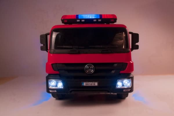 Brandbil Elbil till Barn 12V m/2.4G, Gummidäck, hjälm, vattenpistol, etc.
