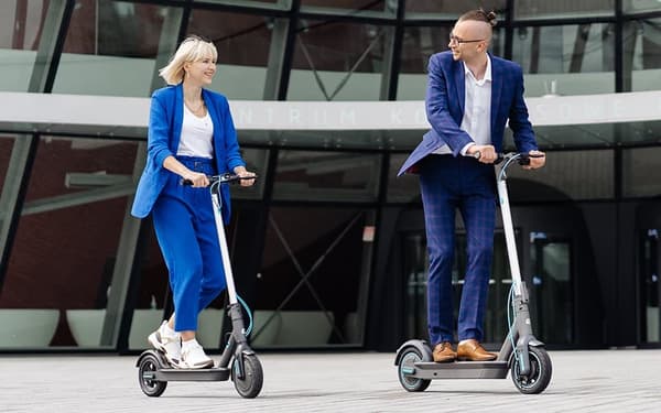 MOTUS Scooty 8,5 25 km/t Sort, Turkis 7,8 Ah
