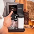 Miniatyrbild 4 av 4: Cecotec superautomatisk kaffemaskin Cremmaet Compactccino Connected Black Rose