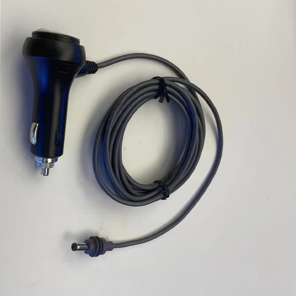 INF TR-69B Auton Tupakansytyttimen Adapteri Digitaalinäytöllä