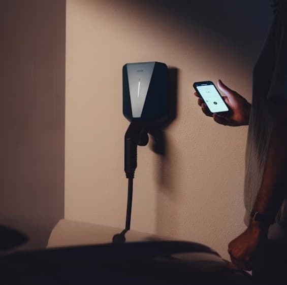 EASEE CHARGE UP -latausasema 22 kW musta
