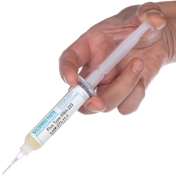 RMA-223 flux loddemiddel med et stempel og en nål