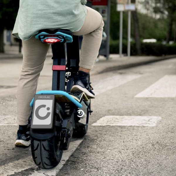 Cecotec Electric moped with a rated power of 1000 W and a maximum power of 1600 W. Full suspension, 45 km range, and removable lithium battery.