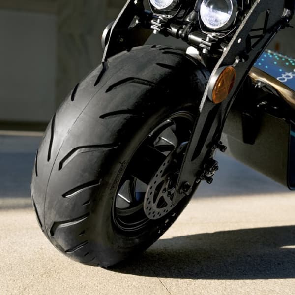 Cecotec Electric moped with a rated power of 1000 W and a maximum power of 1600 W. Full suspension, 45 km range, and removable lithium battery.