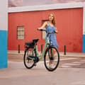 Miniatyrbild 5 av 5: Cecotec City e-bike with 80Km of autonomy, 28", front suspension, Shimano 6-speed derailleur and double disc brakes.