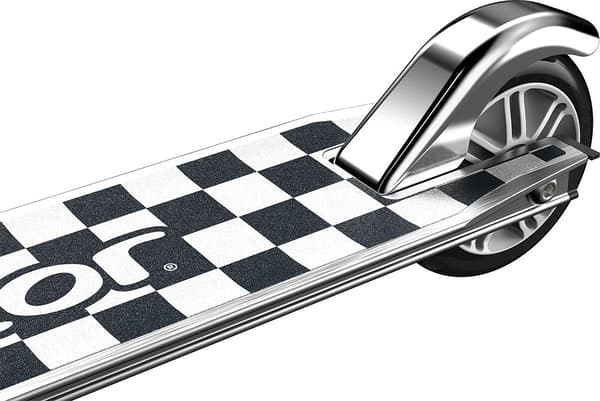 Razor Model A -lastenskootteri uloskirjautuneena