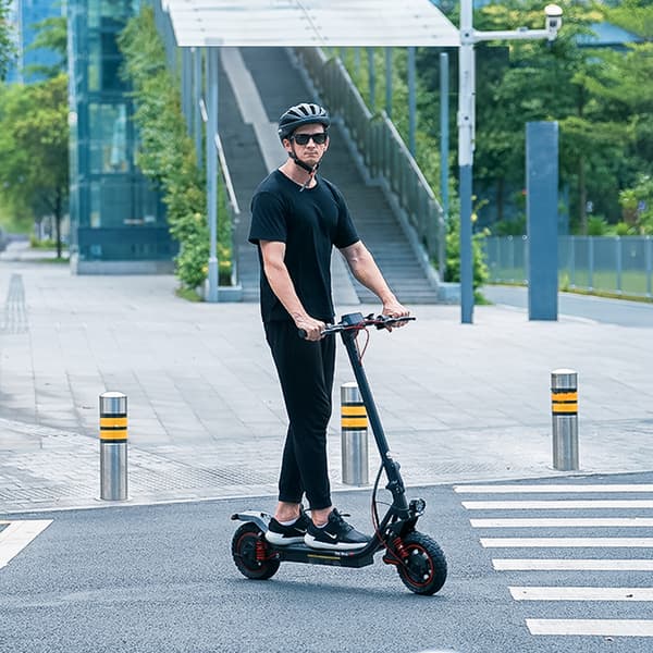 iScooter i10 Pro 48V 15Ah Batteri 800W Motor 10 Tums Pneumatiska Däck Max Räckvidd 60km Hastighet 45 km/h Elscooter med APP