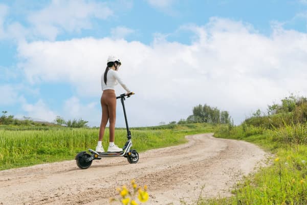 KuKirin A1 Elscooter 800W Motor 48V 13Ah Litiumbatteri 10-tums vakuumdäck 45 km räckvidd 45 km/h Dubbla skivbromsar Elscooter