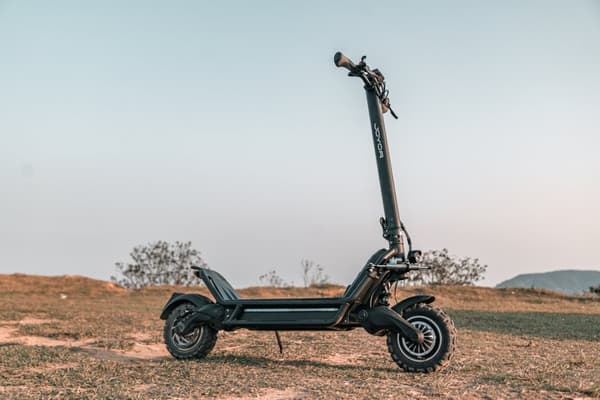 JOYOR E6-S 60V 31,5Ah batteri, 2*1600W dubbla motorer, 11-tums däck, maxhastighet 80 km/h, 100 km maximal körsträcka elscooter