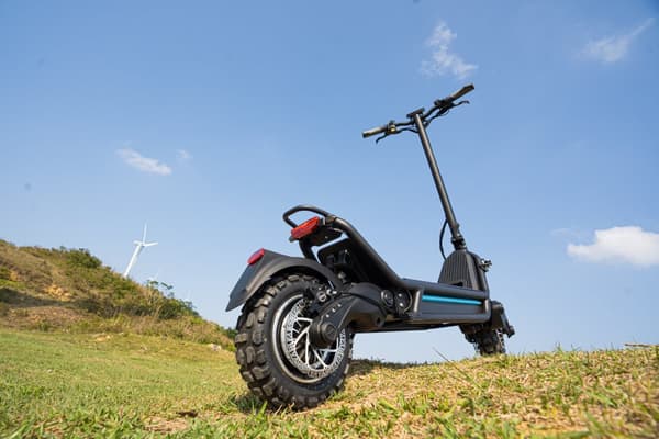 JOYOR E6-S 60V 31,5Ah batteri, 2*1600W dubbla motorer, 11-tums däck, maxhastighet 80 km/h, 100 km maximal körsträcka elscooter