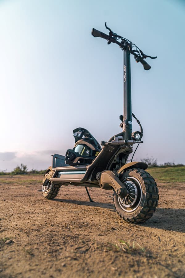 JOYOR E6-S 60V 31,5Ah batteri, 2*1600W dubbla motorer, 11-tums däck, maxhastighet 80 km/h, 100 km maximal körsträcka elscooter