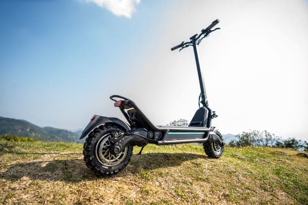 JOYOR E6-S 2*1600W dubbla motorer, 11-tums däck, 60V 31,5Ah batteri, maxhastighet 80 km/h, 100 km maximal körsträcka elscooter