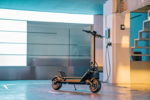JOYOR E8-S 2*1600W dubbla motorer, 72V 35Ah batteri, 11-tums däck, maxhastighet 80 km/h, 100 km maximal körsträcka elscooter