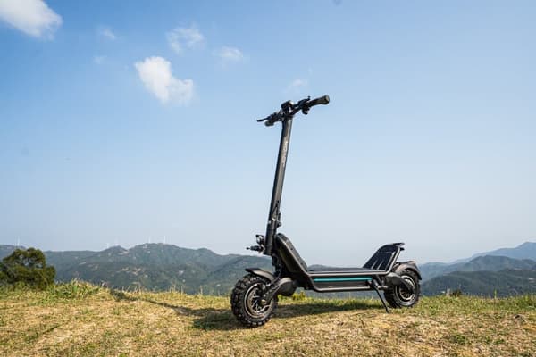 JOYOR E8-S 2*1600W dubbla motorer, 72V 35Ah batteri, 11-tums däck, maxhastighet 80 km/h, 100 km maximal körsträcka elscooter