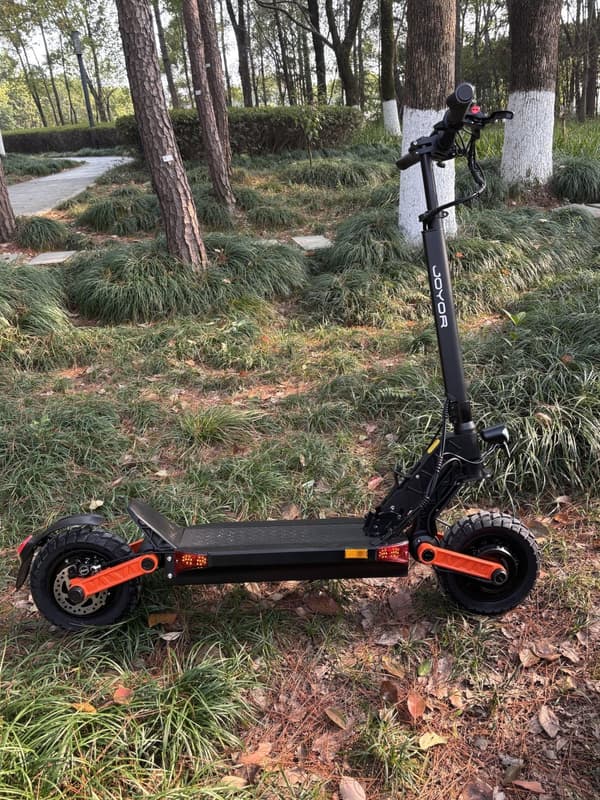 JOYOR S10-S-Z 2*1000W motor, 60V 18Ah batteri, 10-tums däck, maxhastighet 25 km/h, körsträcka 75 km