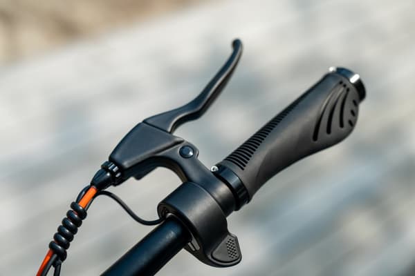JOYOR T6 48V 18Ah batteri, 600W motor, 10-tums däck, maxhastighet 25 km/h, räckvidd 70 km