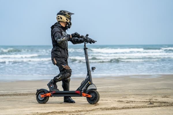 JOYOR T10 2*1000W motor, 60V 18Ah batteri, 10-tums däck, maxhastighet 25 km/h, räckvidd 75 km