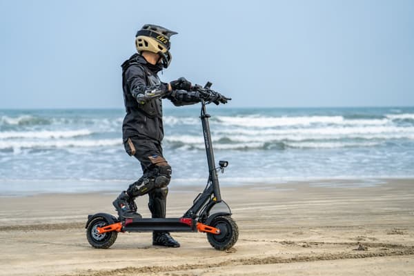 JOYOR T10 2*1000W motor, 10-tums däck,60V 18Ah batteri, maxhastighet 25 km/h, räckvidd 75 km