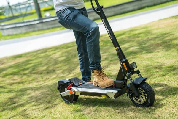 Kukirin M4 Max hastighet 45 km/h, räckvidd 64 km, 800W motor 18.2AH, 10-tums däck elscooter